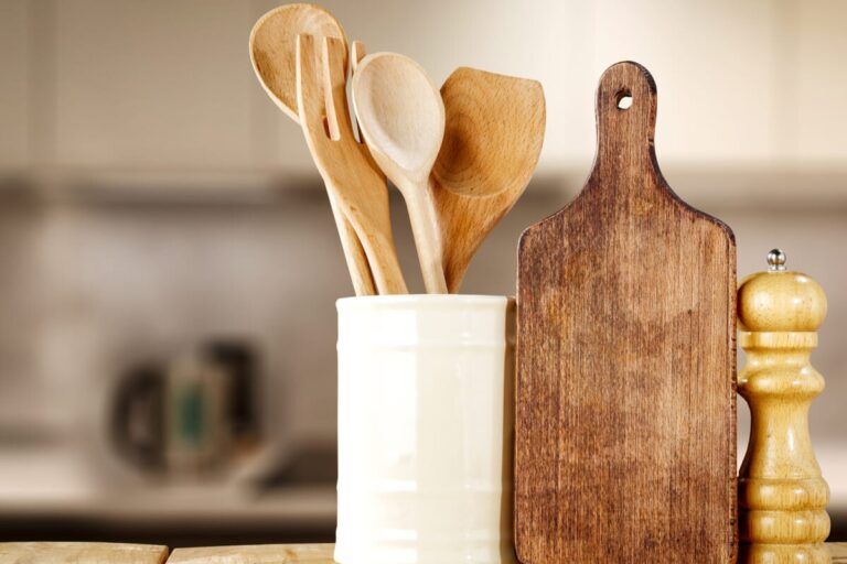 5 maneras de limpiar sus utensilios de cocina de madera