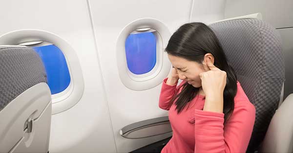 Cómo evitar el dolor de oído en un avión