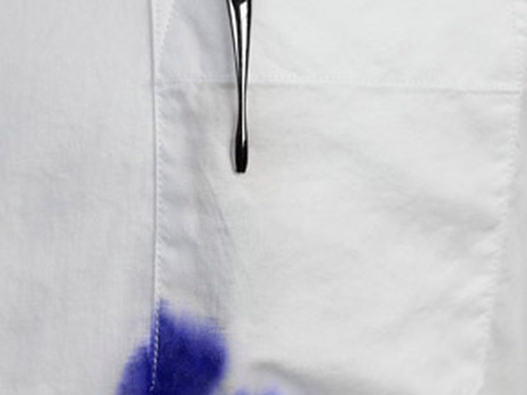 ¿Cómo se elimina una mancha de tinta del algodón o la tela?