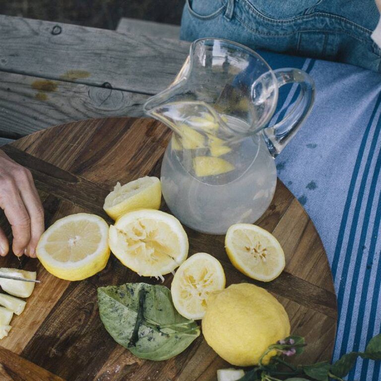 ¿Por qué beber agua tibia de limón todas las mañanas?