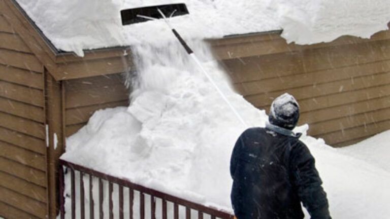 Cómo quitar la nieve de un techo limitando los riesgos